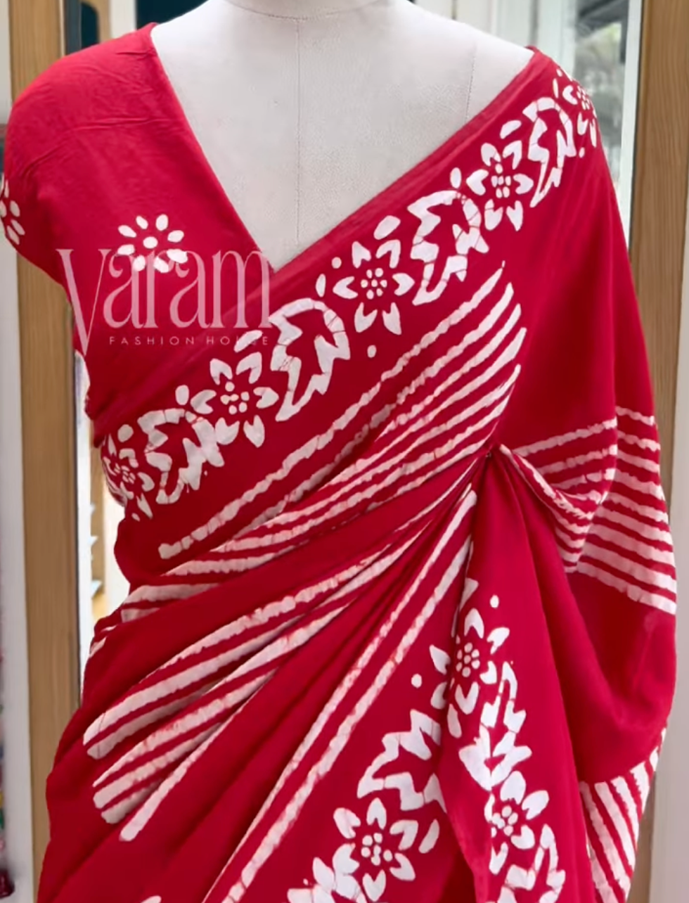 Floral Drift: Mul Cotton Batik Print Saree for Effortless Everyday Elegance